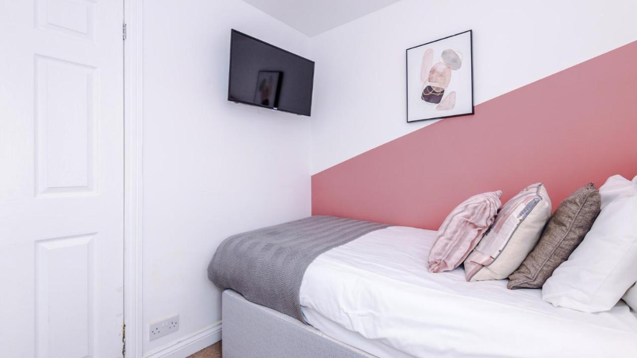 Newhall Road - 4 Bedroom Chester Home - Parking Wervin Exterior foto