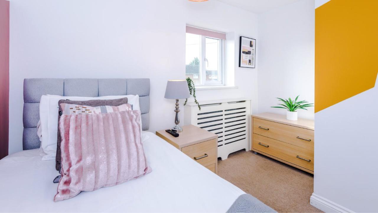 Newhall Road - 4 Bedroom Chester Home - Parking Wervin Exterior foto