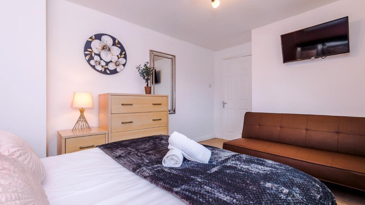 Newhall Road - 4 Bedroom Chester Home - Parking Wervin Exterior foto
